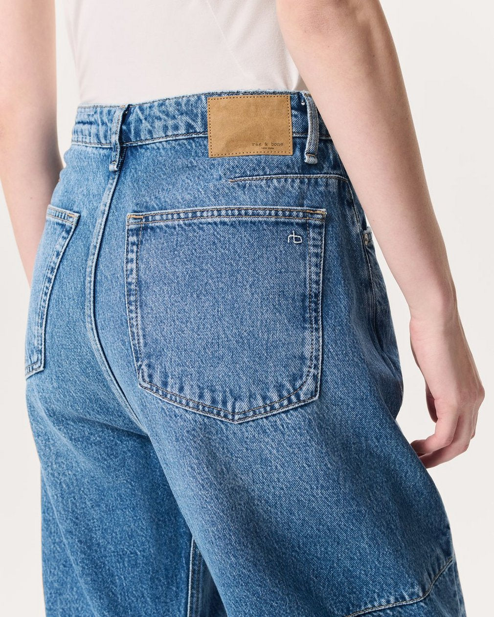 Charlie Ankle-Length Barrel Jeans - Accord
